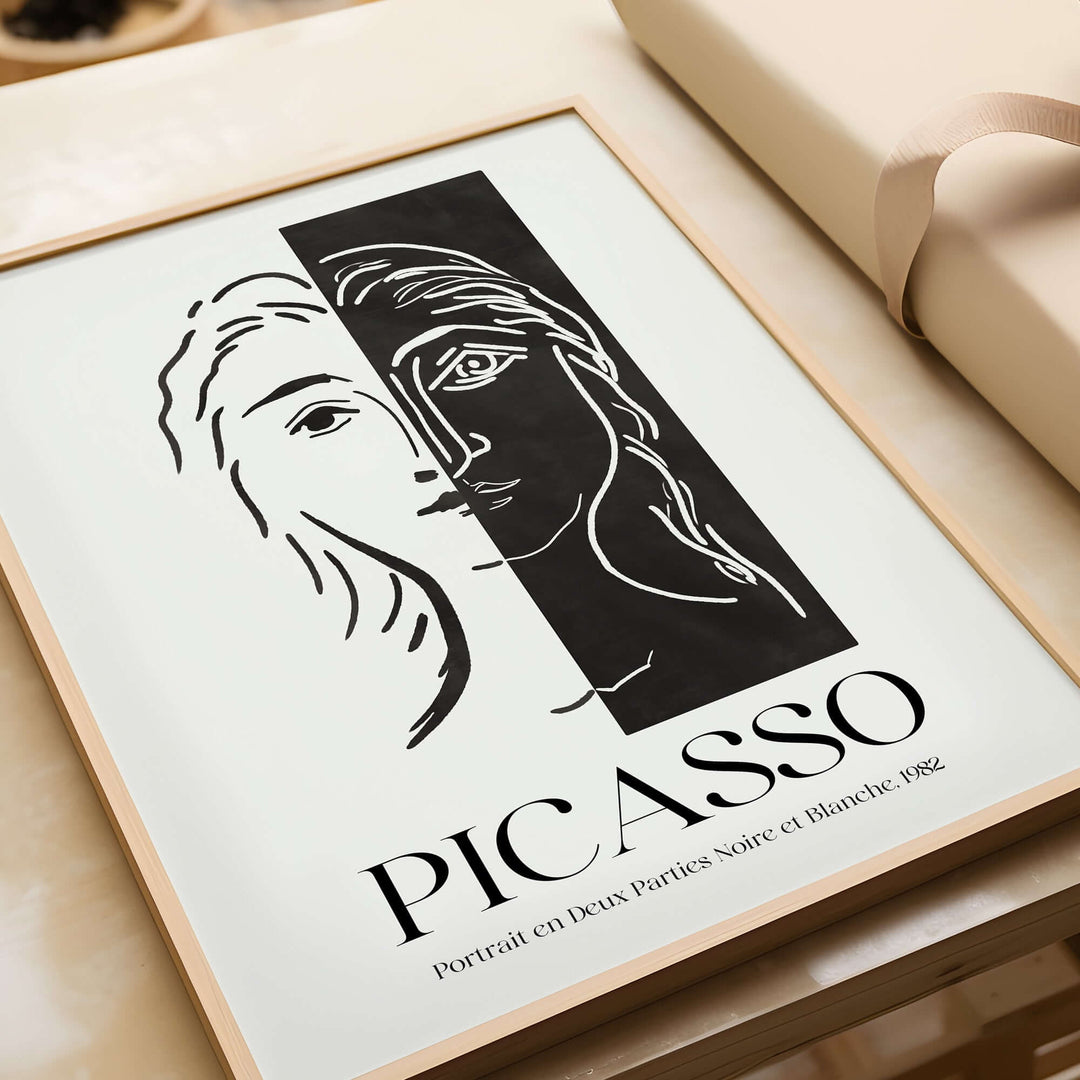 Picasso Portrait en Deux Parties Noire et Blanche art print poster, split face minimalist black and white design.